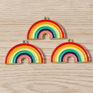 Lot de trois pendentifs arc-en-ciel colorés en alliage pour la création de bijoux DIY