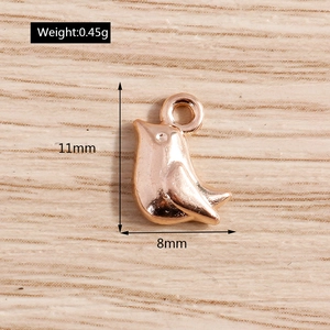 Détail du pendentif oiseau avec dimensions 11mm x 8mm et poids de 0,45g