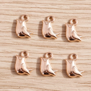 Six breloques oiseaux en or rose poli pour la création de colliers et boucles d'oreilles