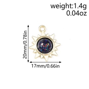 Vue détaillée d'un pendentif soleil doré de 20mm avec un centre en résine colorée vibrante