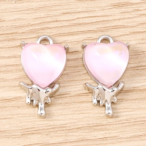 Detailansicht der flüssigen Herzanhänger in Rosa und Silber für DIY-Schmuckherstellung