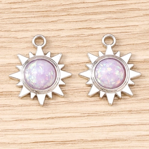 Détail de breloques tournesol en argent avec incrustation opale lavande pour bijoux DIY