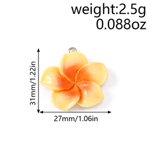 Macro detail of a 31mm yellow gradient flower pendant with weight and size specifications