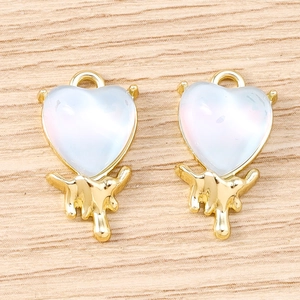 Detail von herzförmigen hellblauen Opal-Anhängern mit goldener Flüssigmetall-Optik