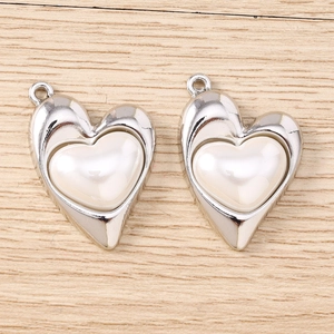 Dettaglio di ciondoli a cuore irregolare in argento con perla per creazione di gioielli