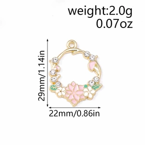 Détails du pendentif couronne de fleurs avec émail rose et cristaux, taille 29 mm x 22 mm
