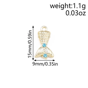 Détails du pendentif queue de sirène avec strass bleus et texture d'écailles