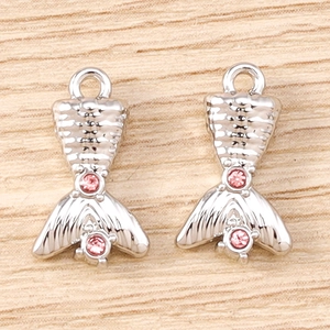Détail de breloques queue de sirène argentées avec strass roses pour bijoux DIY