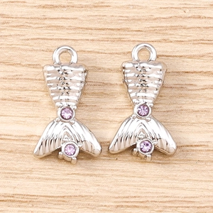 Vue détaillée des pendentifs queue de sirène en argent avec pierres de zircon violettes