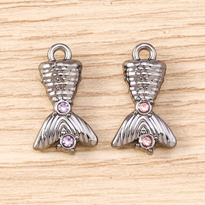 Vue détaillée de pendentifs queue de sirène noir fusil avec texture écailles et strass
