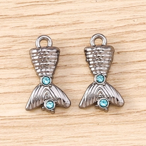 Pendentifs queue de sirène étincelants en gris métal avec des strass bleu ciel