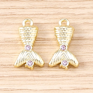 Détail de pendentifs queue de sirène dorés avec strass violets pour bijoux DIY