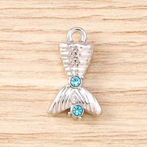 Détail macro du pendentif queue de sirène argenté avec strass bleus pour bijoux DIY