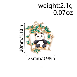 Détail d'un pendentif panda de 30x25mm sur branche de bambou dorée pour bijoux DIY