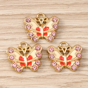 Detailansicht Schmetterlingsanhänger mit weißem Emaille, roten Punkten und Strass