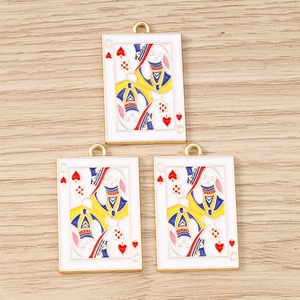 Détail de breloques cartes à jouer avec motif lapin Pique Q et finition en émail