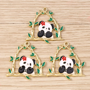 Trois breloques panda mignonnes avec feuilles de bambou vertes et cadres dorés pour bijoux