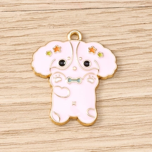 Dettaglio di un ciondolo a forma di cucciolo rosa smaltato con anello dorato per il DIY