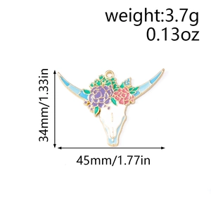 Dettaglio del ciondolo teschio di mucca con fiori stile western da 34mm x 45mm