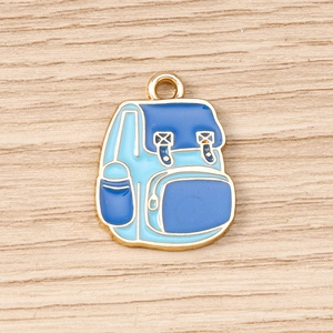 Detalle de colgantes de mochila en esmalte azul para joyería DIY y accesorios llaveros