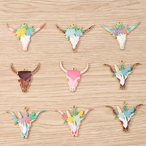 Ciondoli testa di toro con fiori stile cowboy in nove colori per gioielli fai-da-te e collane