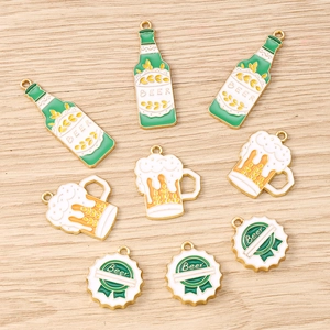Set di ciondoli creativi in smalto a forma di bottiglia e boccale di birra per gioielli fai-da-te