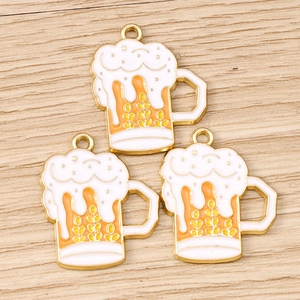 Ciondoli creativi a boccale di birra in smalto con cornice dorata per gioielli fai da te