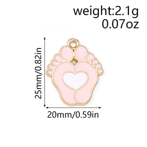 Colgante huella rosa con detalle de corazón muestra medidas 25mm x 20mm y peso 2,1g