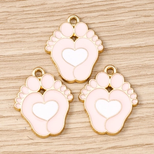 Colgantes de huella de bebé en esmalte rosa y bordes dorados con corazón blanco para joyas