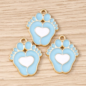 Set de dijes de huellas de bebé con esmalte azul claro y corazón blanco para joyería