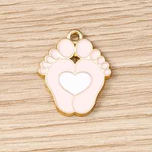 Vista detallada del colgante de huella de bebé en esmalte rosa con corazón dorado