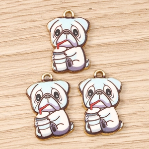 Trois charms de carlin avec tasses de thé au lait et boucles dorées pour bijoux DIY