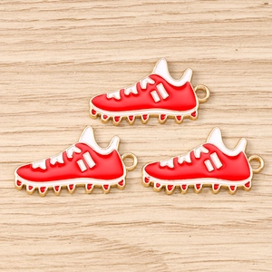 Rote und weiße Fußballschuh-Anhänger mit Goldösen für DIY-Schmuck und Bastelarbeiten
