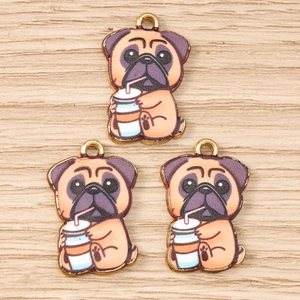 Détail de trois pendentifs chien émaillés buvant du thé avec anneaux dorés