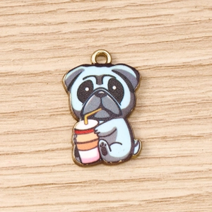 Détail du pendentif carlin DIY avec émail coloré de qualité et anneau en métal doré