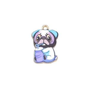 Pendentif carlin buvant du thé au lait avec finition émail bleu et fermoir en métal