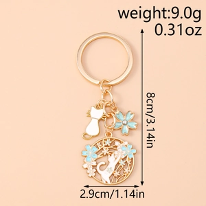 Dettaglio del portachiavi gatto e fiori di ciliegio con dimensioni 8cm lungo e 2,9cm largo