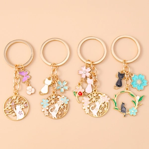Portachiavi con Gatto e Fiori di Ciliegio in Smalto Oro Lega Cavo Fiore Portachiavi per Borsa Donna Regalo Carino