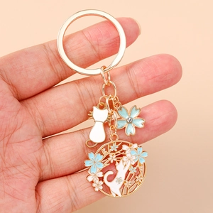 Portachiavi con gatto e fiori di ciliegio dorati con strass e ciondoli smaltati