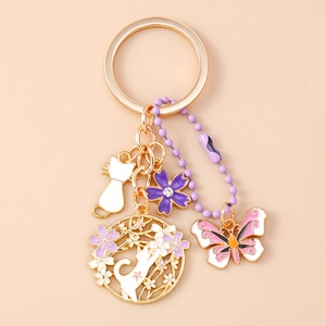 Dettaglio portachiavi a forma di coniglio fiorito con catena viola e ciondoli in smalto