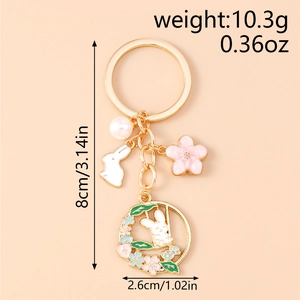 Détail d'un porte-clés lapin avec guirlande florale, dimensions et poids