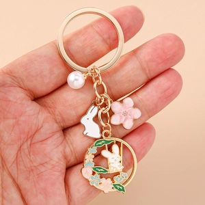 Porte-clés lapin fleur de cerisier japonais avec perles et breloques en émail rose