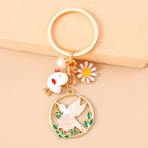 Détails du porte-clés couronne de fleurs avec oiseau, rose et breloque perle