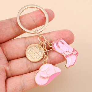 Porte-clés de style cowboy américain rose avec bottes, chapeau et breloques dorées chics