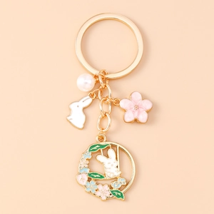 Détails du lapin en émail avec breloques fleurs de cerisier et perle sur porte-clés doré