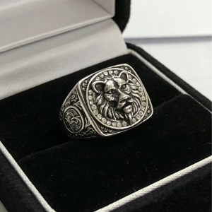 Anello da uomo con sigillo a testa di leone placcato oro 18K e cristalli luccicanti