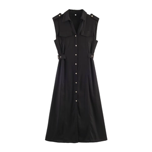 Détail d'une robe chemise noire sans manches avec boutons dorés et poches