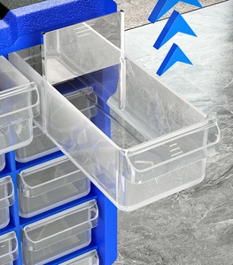 Dettaglio dell'organizzatore in plastica blu con cassetti trasparenti per minuterie