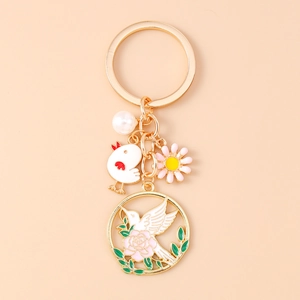 Détail d'un porte-clés de style chinois avec colombe, fleur, perle et alliage doré
