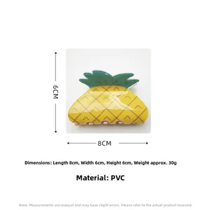 Vista dettagliata della molletta per capelli a forma di ananas giallo, misura 8x6x6cm